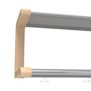 Närbild hatthylla serie 120, 2-plan med björk konsol med perforerad plåt i grått.