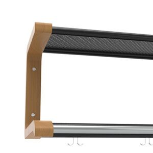 Närbild hatthylla serie 120, 2-plan med ek konsol med perforerad plåt i svart.