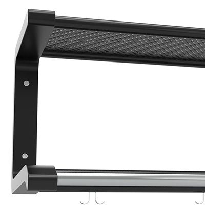 Närbild på hatthylla serie 120 2-plan med svart konsol och svart perforerad plåt