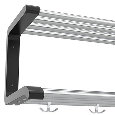 Närbild på hatthylla serie 120 2-plan med svart konsol och kromade rör samt ankarkrokar.