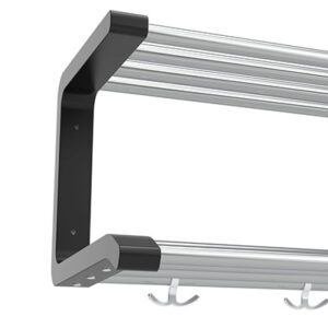 Närbild hatthylla serie 120, 2-plan med svart konsol med kromade rör och ankarkrokar.