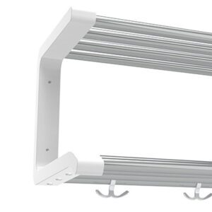 Närbild hatthylla serie 120, 2-plan med vit konsol med kromade rör och ankarkrokar.