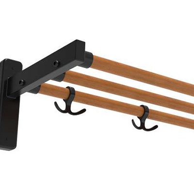 Närbild på hatthylla serie 300 1-plan med svart konsol och rundade ekstavar med svarta ankarkrokar