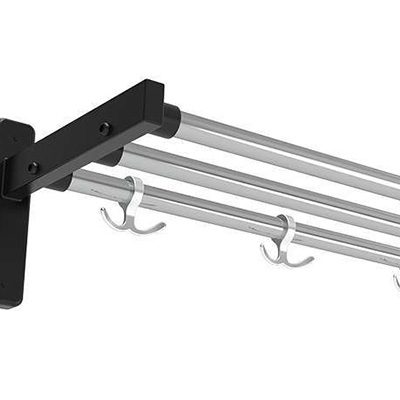 Hatthylla serie 300 1-plan med svart konsol och kromade rör samt kromade ankarkrokar