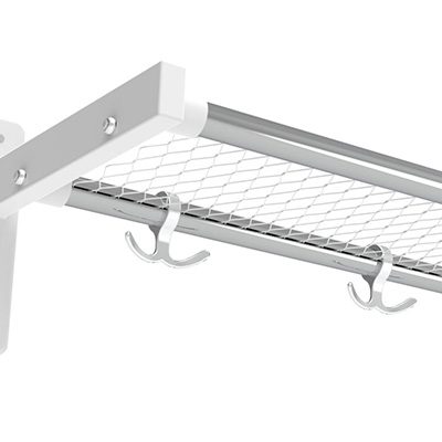 Närbild på hatthylla serie 300 1-plan med vit konsol och kromat nät med kromade ankarkrokar.
