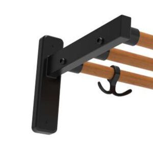 Närbild hatthylla serie 300, 1-plan med svart konsol med rundade ekstavar och ankarkrokar.