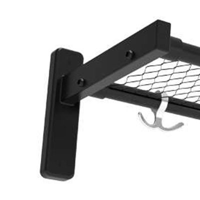 Närbild hatthylla serie 300, 1-plan med svart konsol och svart nät och ankarkrokar.