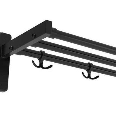 Närbild hatthylla serie 300 1-plan med svart konsol och svarta rör