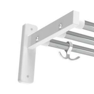 Närbild hatthylla serie 300, 1-plan med vit konsol och kromade rör och ankarkrokar.