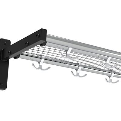Närbild hatthylla serie 500 1-plan med svart konsol och kromat nät. Med flera ankarkrokar.