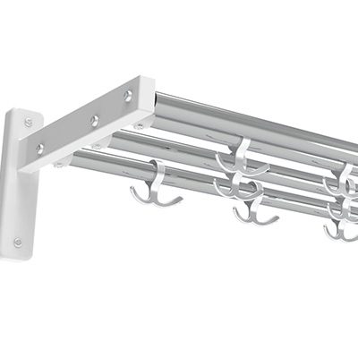Närbild hatthylla serie 500 1-plan med vit konsol och kromade rör. Samt flera ankarkrokar.