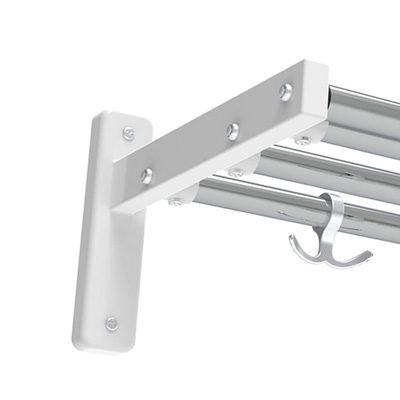 Närbild på hatthylla serie 500 1-plan med vit konsol och kromade rör