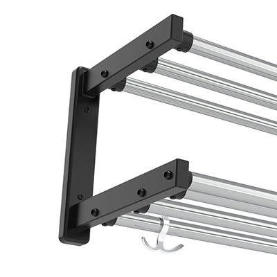 Närbild hatthylla serie 500 2-plan med svart konsol och kromade rör