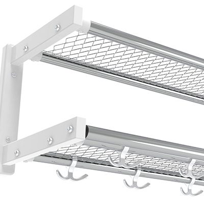 Närbild hatthylla serie 500 två plan med svart konsol och kromade nät