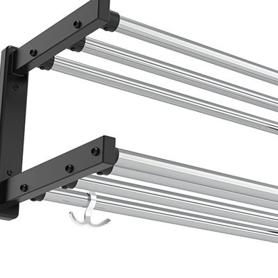 Närbild hatthylla serie 500 två plan med svart konsol och kromade rör