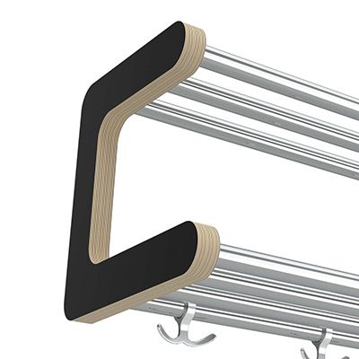 Närbild på hatthylla serie 800 2-plan med svart konsol och kromade rör