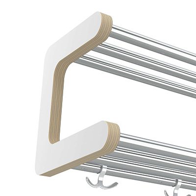 Närbild på hatthylla serie 800 2-plan med vit konsol och kromade rör